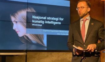 Digitaliseringsminister Nikolai Astrup med regjeringens AI-strategi
