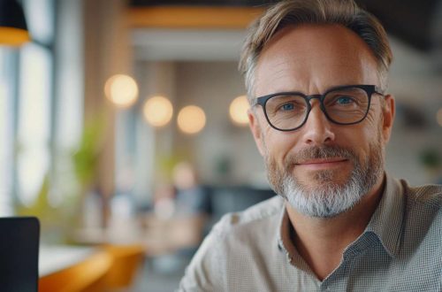En leder ser lurt inn i kamera etter å ha brukt AI-tips for å styrke sin bedrift.